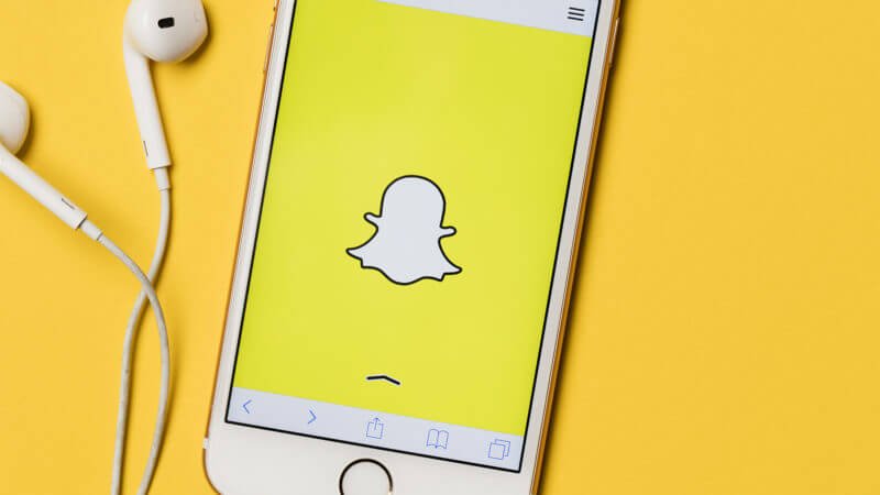 سناب شات توفر القصص الممولة للشركات والمعلنين 1 snapchat iphone earbuds ss 1920 800x450 1